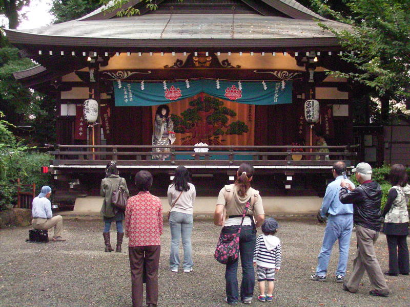 舞台では神楽を演じていた
