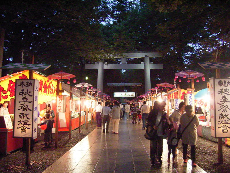 日の暮れた入口付近